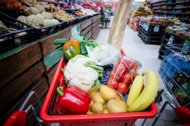 Süpermarkette alışveriş arabası dolusu yiyecek.