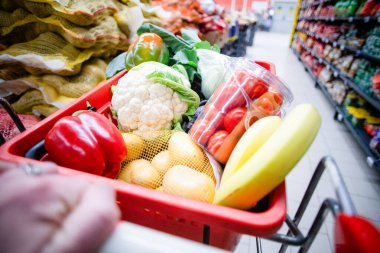 Süpermarkette alışveriş arabası dolusu yiyecek.