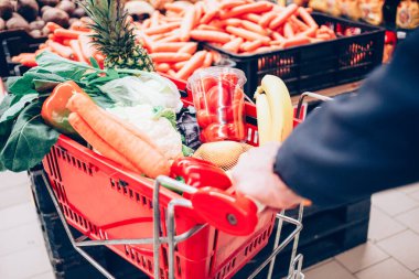 Süpermarkette alışveriş arabası dolusu yiyecek.