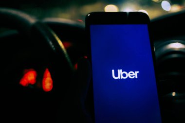 Bir telefonda Uber taksi uygulaması açan kişi