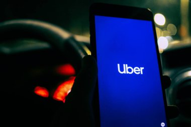 Bir telefonda Uber taksi uygulaması açan kişi