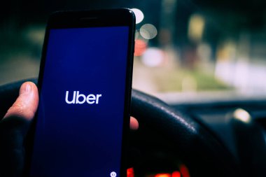 Bir telefonda Uber taksi uygulaması açan kişi