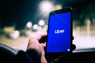 Bir telefonda Uber taksi uygulaması açan kişi