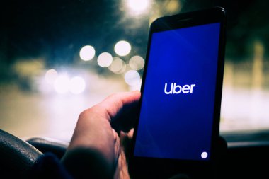Bir telefonda Uber taksi uygulaması açan kişi