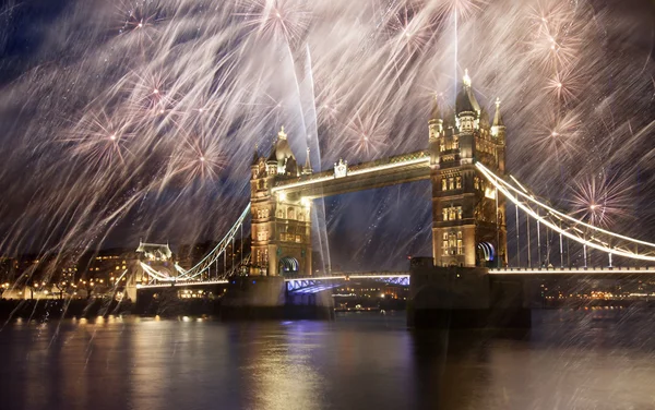 Puente de torre con fuegos artificiales — Foto de Stock