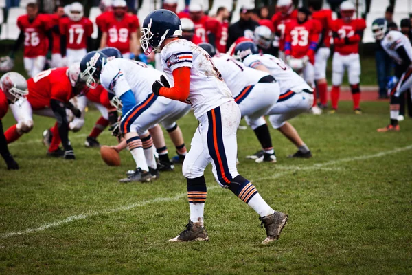 American Football Spiel mit unfokussierten Spielern im Hintergrund — Stockfoto
