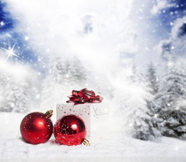 Kar - karlı köknar b Noel süsleri ve hediye kutusu