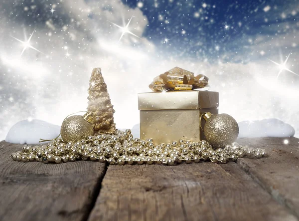 圣诞装饰品和礼品箱子在 b 中雪-雪冷杉 — 图库照片