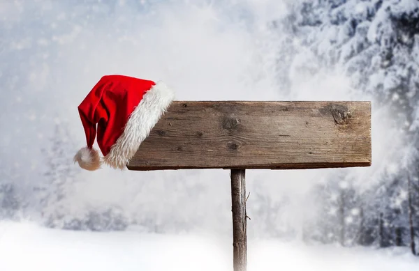 Decorações de Natal e caixa de presente na neve - abetos nevados no b — Fotografia de Stock