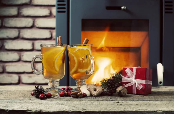 Due occhiali di tè caldo con decorazione di Natale a abete romantico — Foto Stock