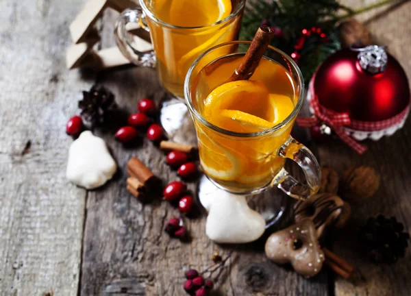 Dwie szklanki gorącej herbaty z Bożego Narodzenia ozdoba na romantyczny jodła — Zdjęcie stockowe