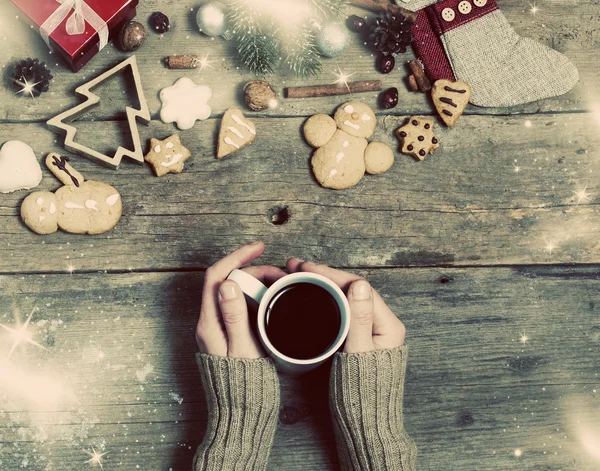 Weihnachtsdekoration, selbst gebackenes Lebkuchen und Frauenhand — Stockfoto