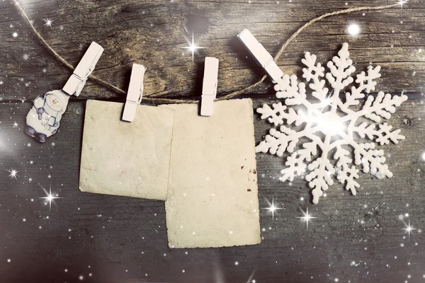 Rustik ahşap arka plan üzerinde Noel süsleri — Stok fotoğraf