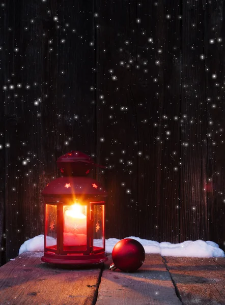 Рождественский фонарь и безделушка на старинном деревянном фоне в nig — стоковое фото