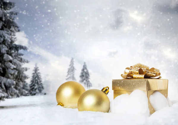 Decorazioni natalizie e confezione regalo in neve - abeti nevosi nel b — Foto Stock