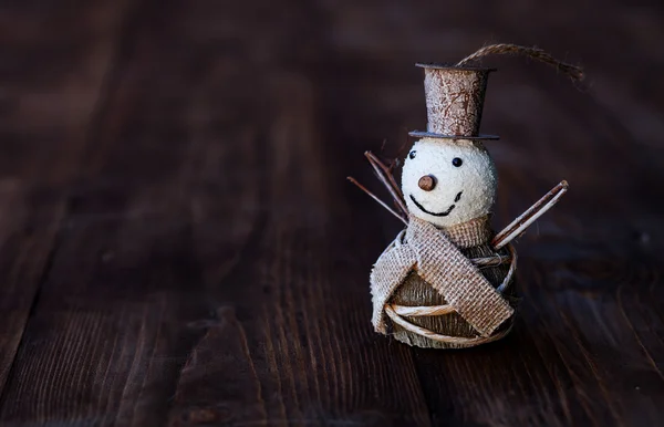 Decoraciones navideñas sobre fondo rústico de madera —  Fotos de Stock