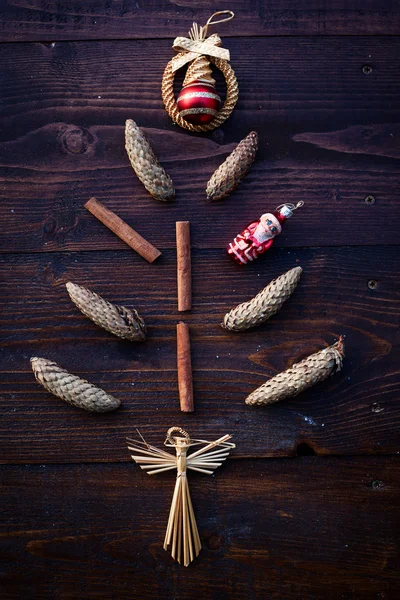 コーン、シナモンと装飾で作られた抽象的なクリスマス ツリー — ストック写真