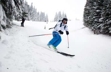 Adam kayak yamacında - kış tatil