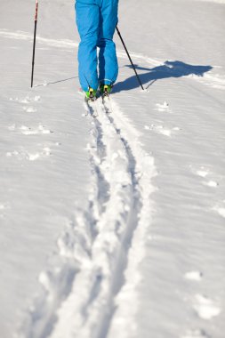 Arka planda arazi kayakçı - karlı dağlar
