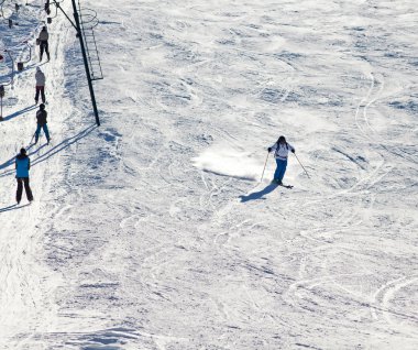 Adam kayak yamacında - kış tatil