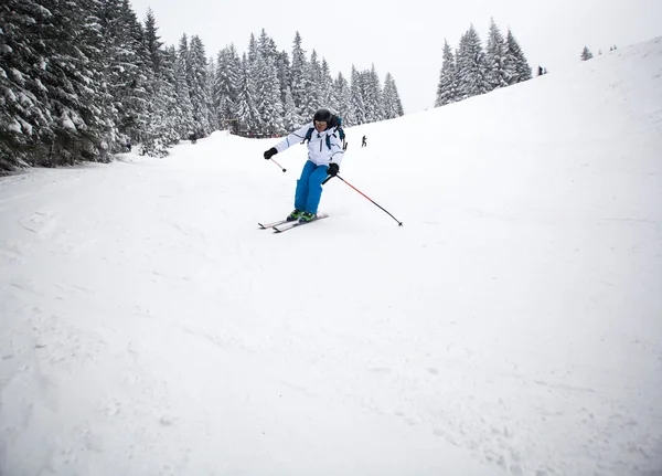 Hombre esquiando en la pista - vacaciones de invierno — Foto de Stock