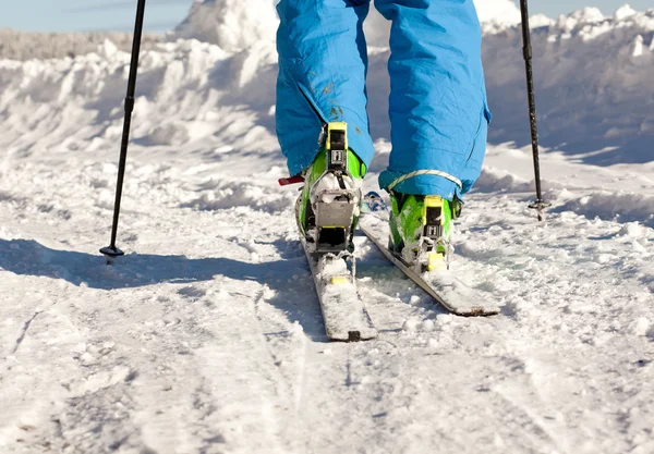 Cross-country skiër - besneeuwde bergen op de achtergrond — Stockfoto