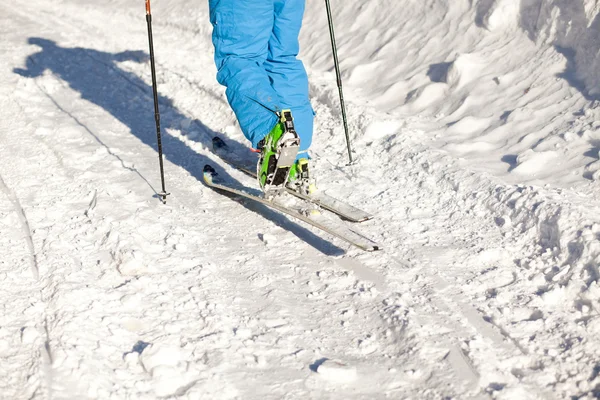 Esqui cross-country - montanhas nevadas no fundo — Fotografia de Stock