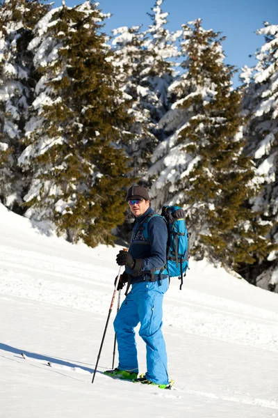 Cross-country skier - snowy mountains in the background — Stock Photo, Image