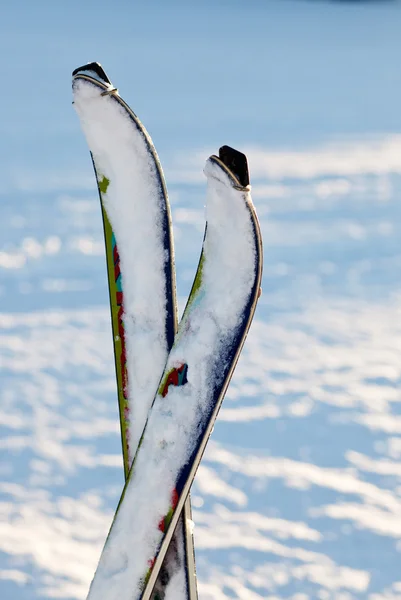 Пара крестовых лыж в снегу — стоковое фото
