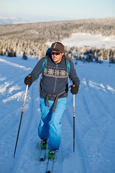 Esqui cross-country - montanhas nevadas no fundo — Fotografia de Stock