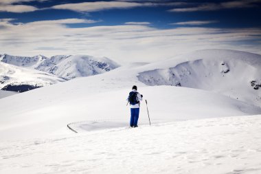 Arka planda arazi kayakçı - karlı dağlar