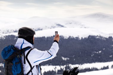 Arka planda arazi kayakçı - karlı dağlar