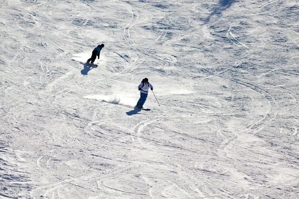 Hombre esquiando en la pista - vacaciones de invierno — Foto de Stock