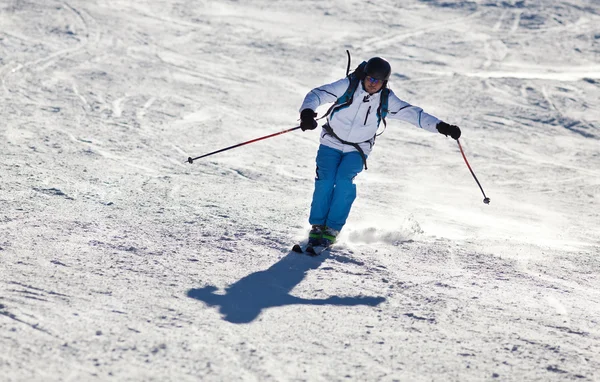 Человек катается на лыжах по склону - зимний отдых — стоковое фото