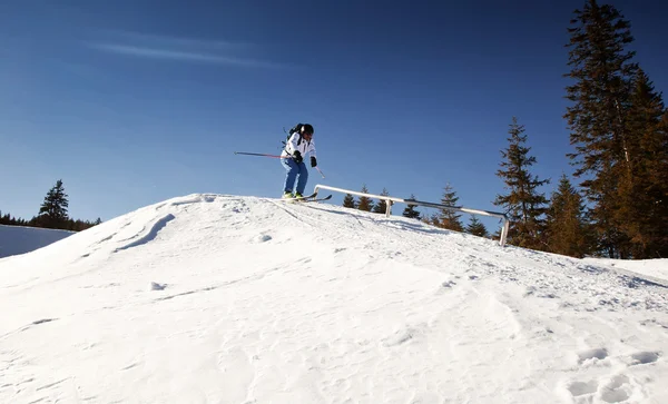 晴れた日に極端なスキーを練習する男 — ストック写真