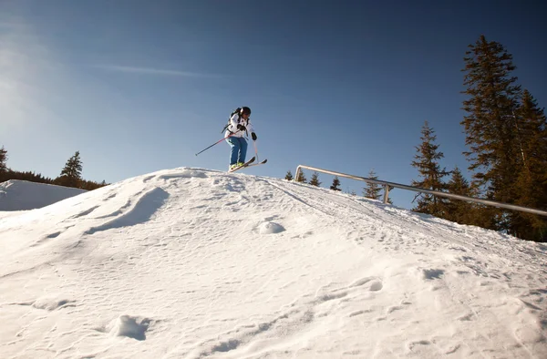 Člověk cvičí extrémní lyžování za slunečného dne — Stock fotografie