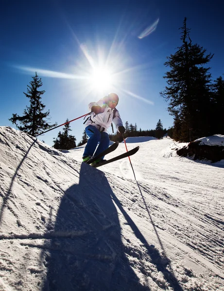 Uomo che pratica sci estremo nella giornata di sole — Foto Stock