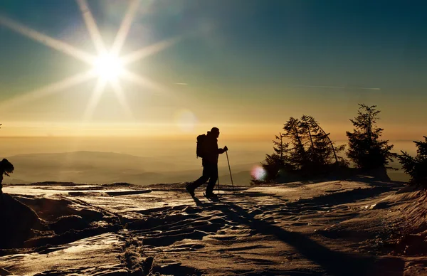 Backcountry-Skifahrer erreicht den Gipfel bei Sonnenuntergang — Stockfoto