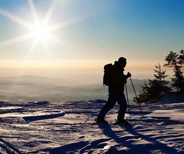 Лыжник на лыжах на закате — стоковое фото