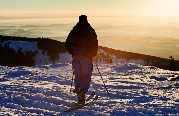 Backcountry lyžař dosáhl vrcholu při západu slunce — Stock fotografie