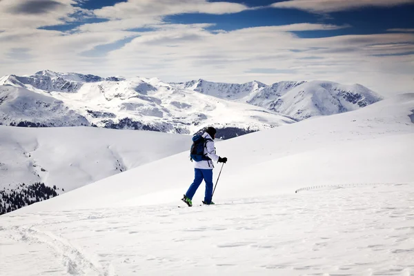 Esqui cross-country - montanhas nevadas no fundo — Fotografia de Stock