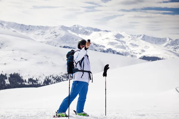 Längdskidåkare - snöiga bergen i bakgrunden — Stockfoto