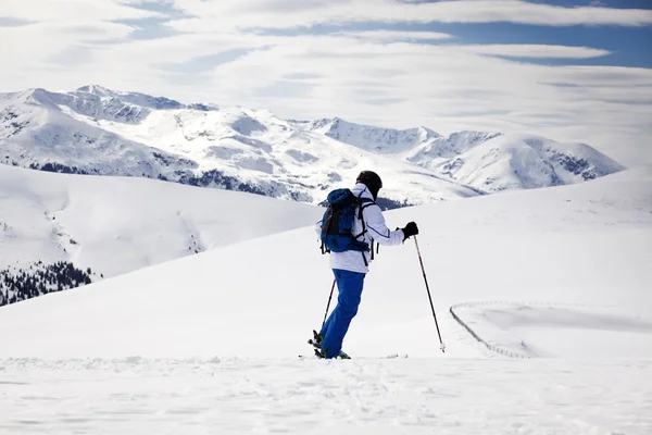 越野滑雪运动员-雪山脉在背景中 — 图库照片