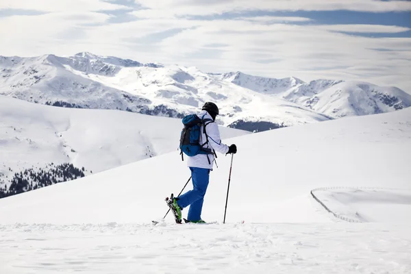 越野滑雪运动员-雪山脉在背景中 — 图库照片