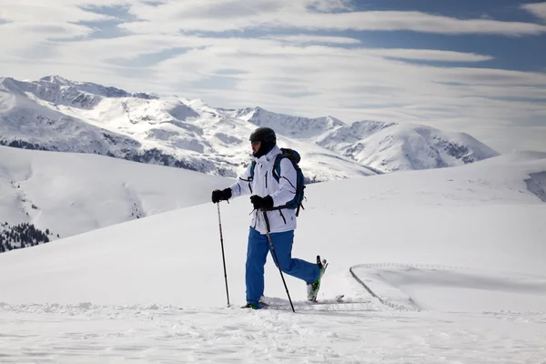 Cross-country skier - snowy mountains in the background — Stock Photo, Image