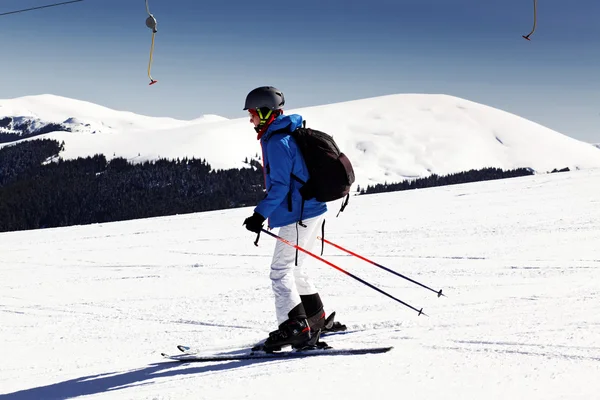 Женщина учится кататься на лыжах — стоковое фото