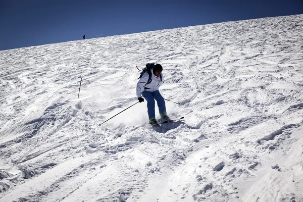 Skifahren auf der Piste - Winterurlaub — Stockfoto