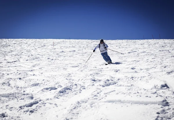 Homem esquiando em declive - férias de inverno — Fotografia de Stock