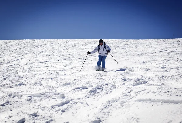 Homem esquiando em declive - férias de inverno — Fotografia de Stock