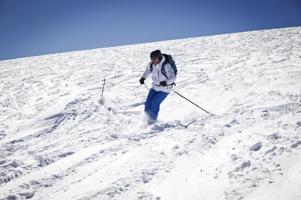 Hombre esquiando en la pista - vacaciones de invierno —  Fotos de Stock